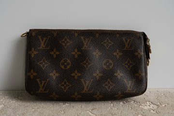 LOUIS VUITTON POCHETTE